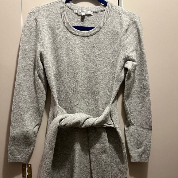 Guess Sweater Dress, size Small. Soft sweater material - Picture 4 of 4